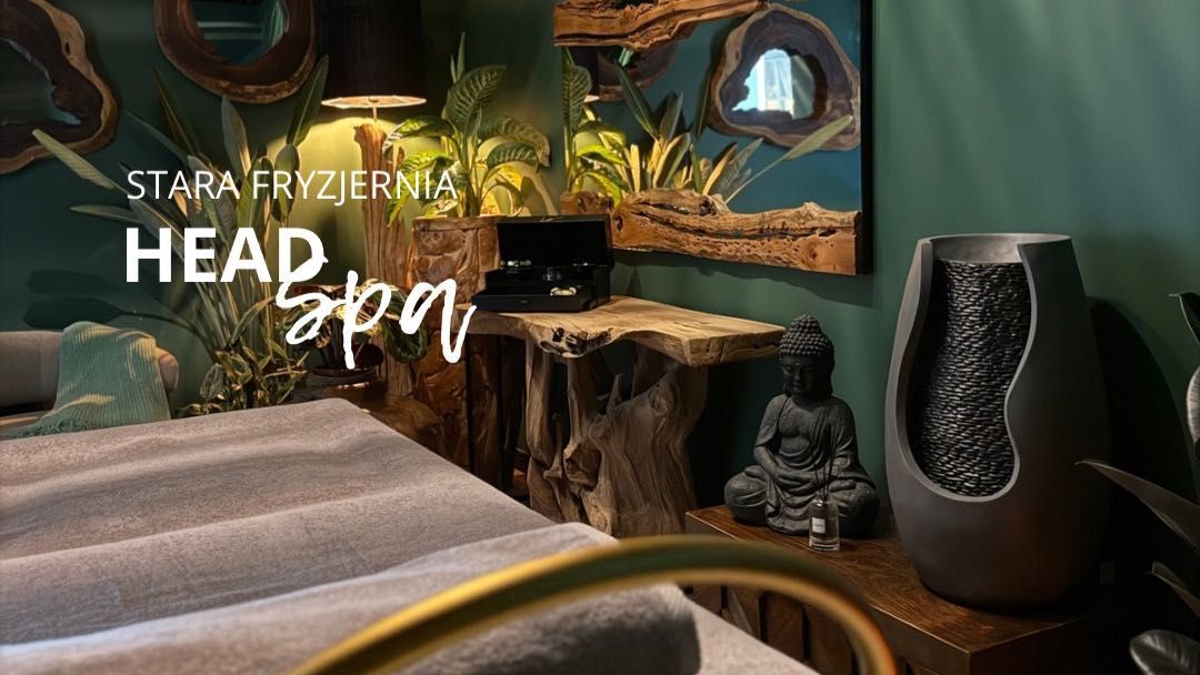 Strefa head spa z leżanką, drewnianymi meblami i zielonymi ścianami